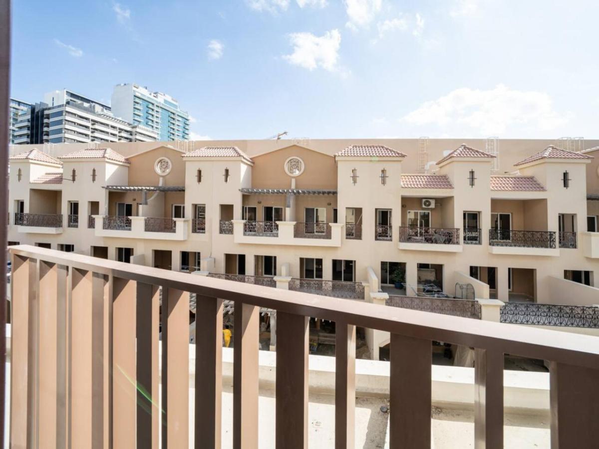 Stylish Eaton Place In Jvc *