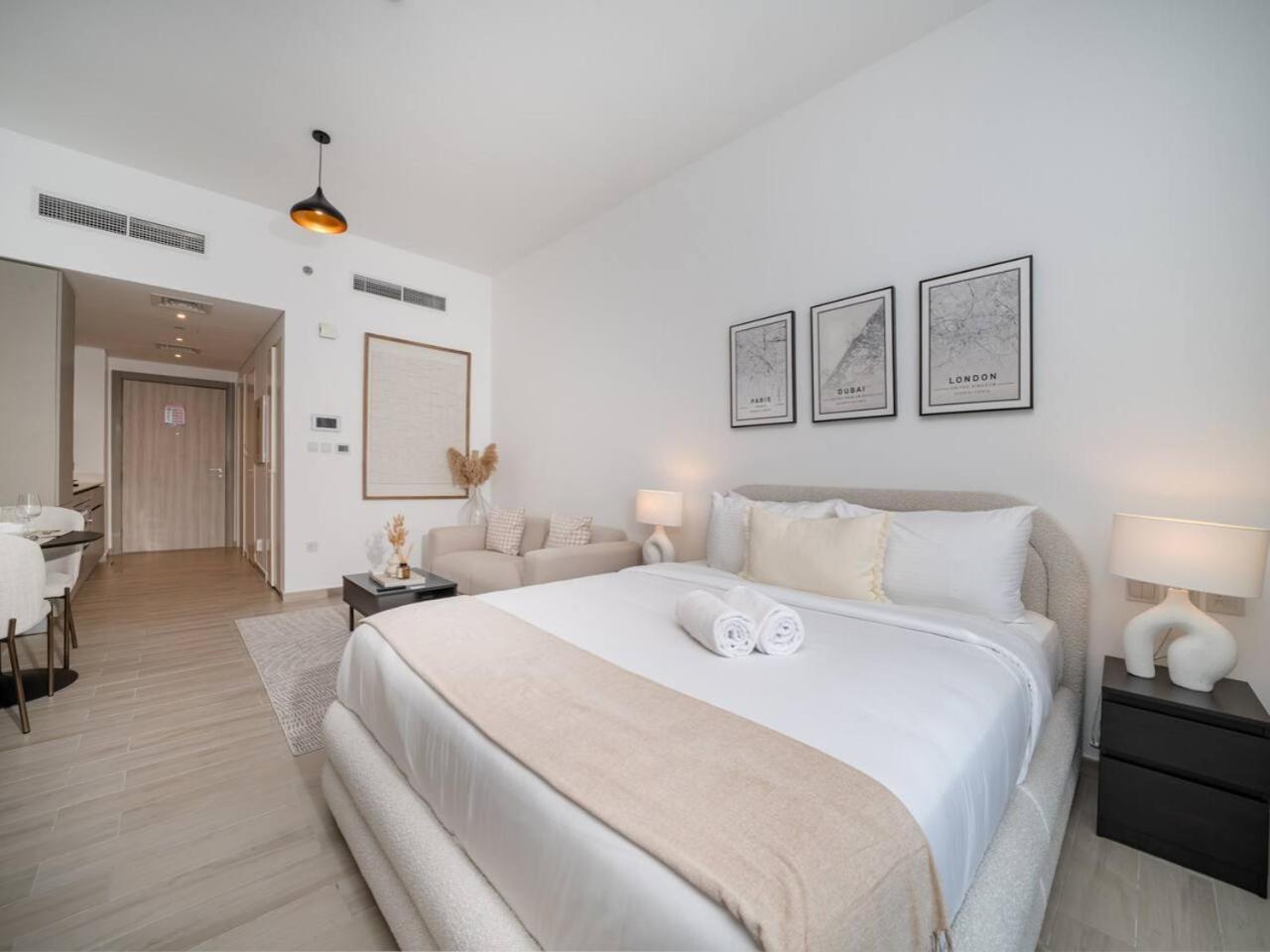 Stylish Eaton Place In Jvc