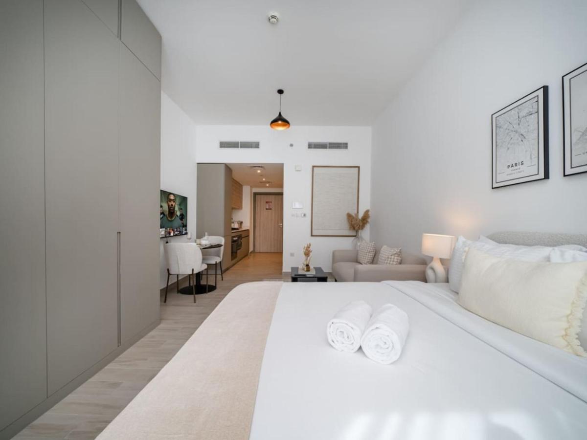 Stylish Eaton Place In Jvc