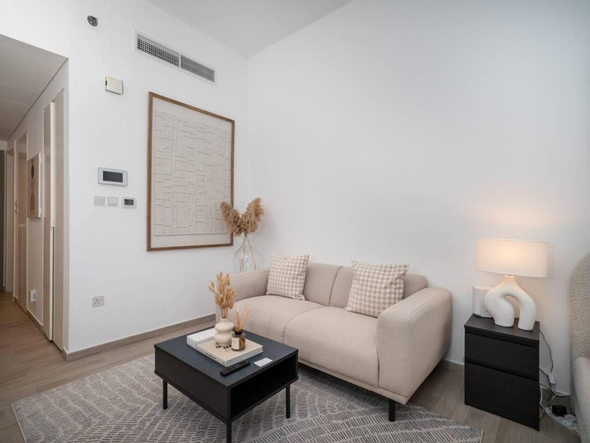 Stylish Eaton Place In Jvc