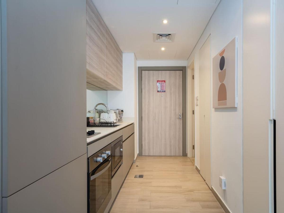 Stylish Eaton Place In Jvc *